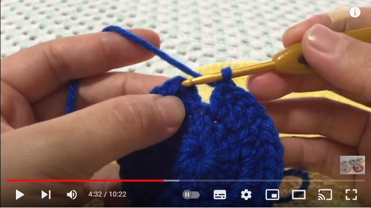青い毛糸で円を編んでいる所の画像