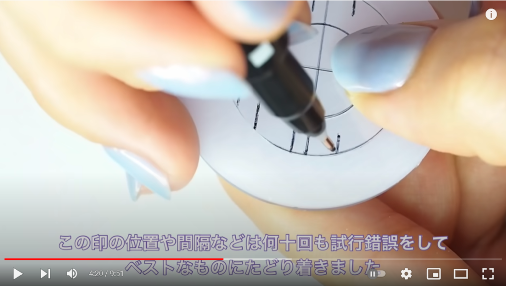 オリジナルのテンプレートを使ってレジンパーツに印を付ける様子