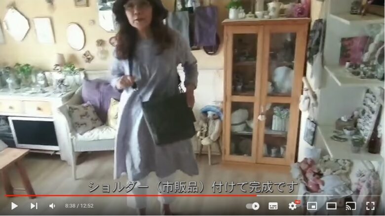 動画制作者の毛塚千代さんが登場しています。作ったばかりのショルダーバッグを肩にかけています。これから様々なバッグの説明をします。