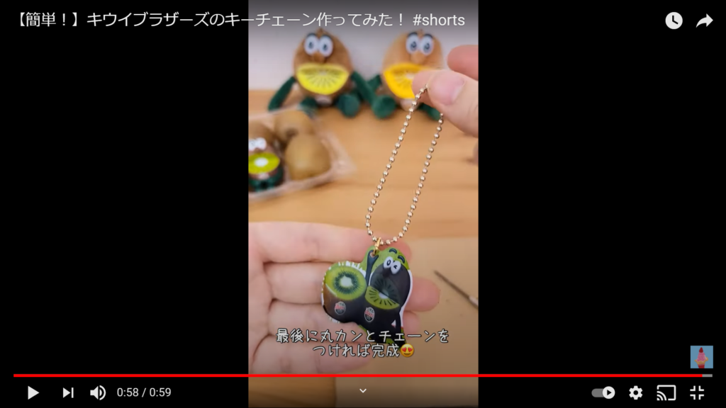 最後に、ペンチで丸カンとチェーンを付ければ完成です。