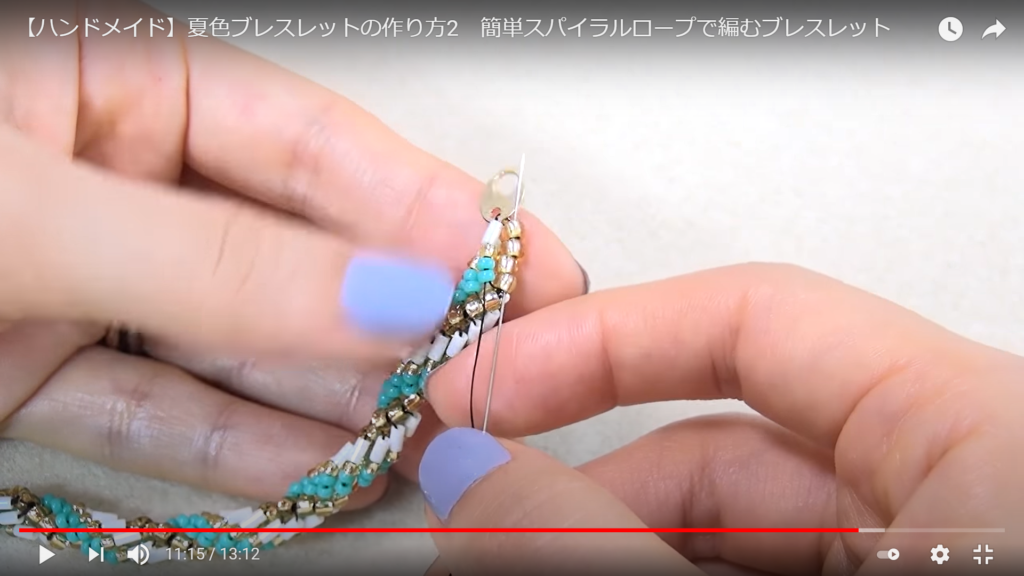 この動画ではブレスレッドの編み方もわかりますが、そのついでに板ダルマとカニカンの取り付け方まで知ることができます。