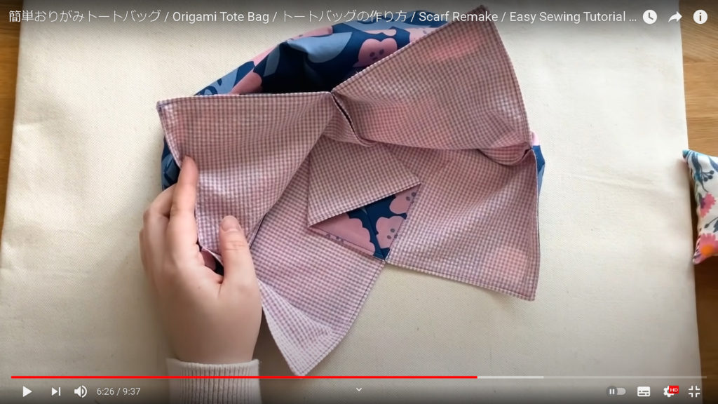 バッグに変身したスカーフ。内側が本当に折り紙の様に複雑に織り込まれています。
