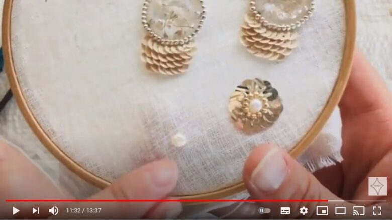 刺繍枠の中に樹脂を使ったパーツ2つと、淡水パールを使ったパーツが映っている写真