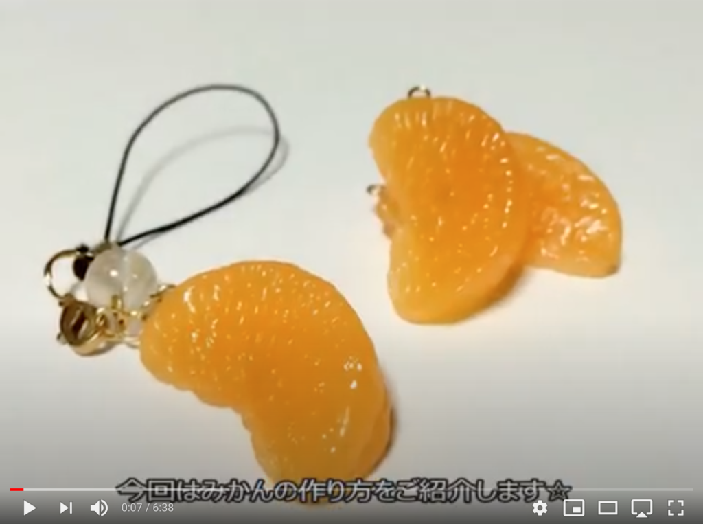 粘土で作られたフェイクフードのみかん。艶があり本物のようです。