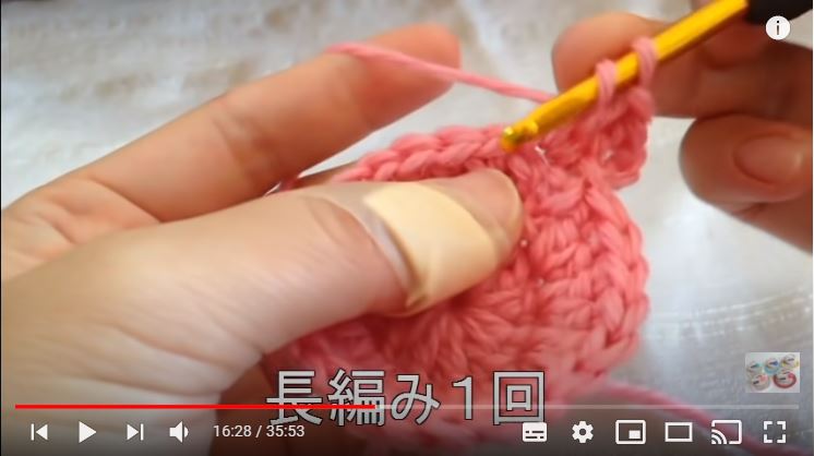 ピンクのモチーフの長編みを一回編んでいるところ
