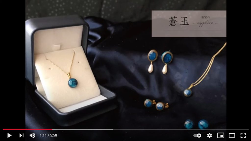 奥田あやのさんの作品で信楽焼の蒼玉というブルーを基調にしたネックレスとピアス（イヤリング）のセットの画像です。