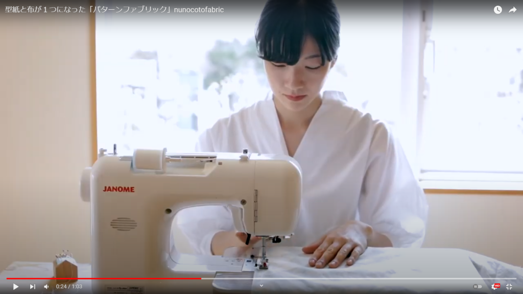 ミシンでパターンファブリックを縫う女性の姿