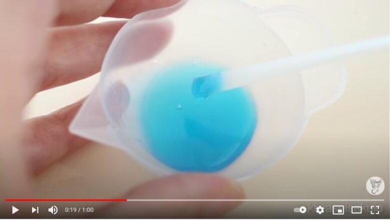 透明のレジン液に、青の着色剤を
入れて混ぜている写真