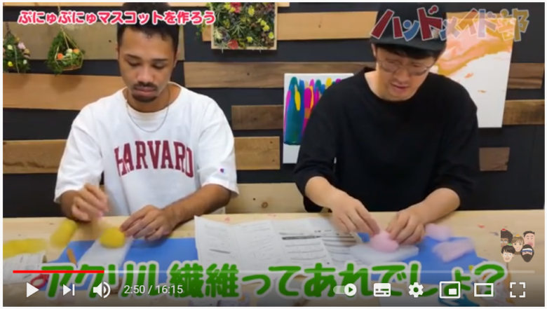 投稿者の2人が各自でマスコットを作るための素材を手にし、ニードルで刺して形を作っている場面。2人ともやや俯きがちになり、作業に集中している様子も窺える。