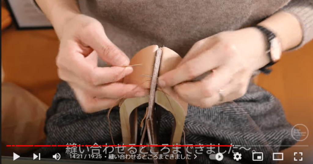 画像では、革と革を縫い合わせています。くまの顔の部を挟んで縫い合わせます
