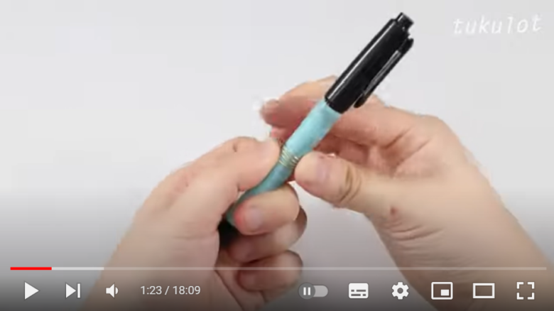 ペンにワイヤーを巻き付けいる様子。こうすることで、簡単にワイヤーを丸い形に形作ることができる。