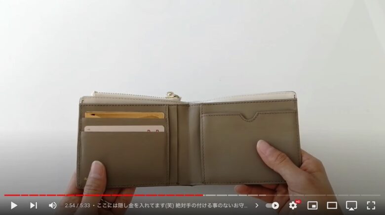 コンパクトな財布ではあるものの、しっかりと必要なポケットが付いている様子を説明されている風景。