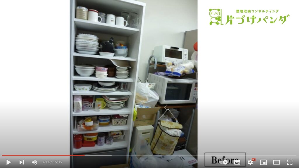 片付けをする前の状態の食器棚の写真。白い食器棚の中に食器がたくさん重ねられており、中にはたくさんの子供用の食器があります。