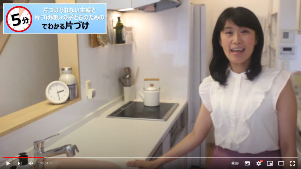 藤原さんはキッチンで撮影されています。白色で統一されていて、とてもきれいです。