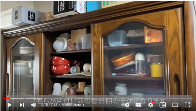 食器がびっしり入れられている、片付け前の食器棚の写真です