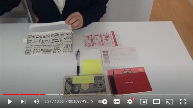 テーブルの上に、通帳2冊、千円札の束、付箋、ボールペン、封筒、払込票が並んでいます。給料日にやることについて説明します。