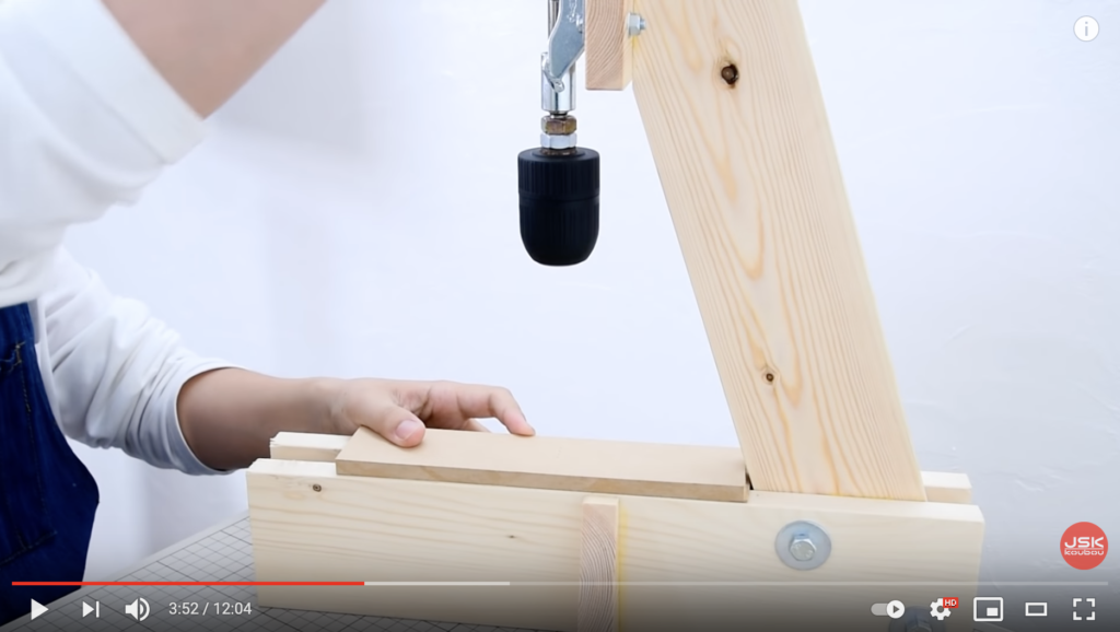 別動画で作成した自作のプレス機で革に穴を開けている様子。