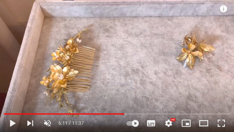 デスク周りには制作中のブライダルアクセサリーが置かれている。ゴールドの花をモチーフとしたゴージャスな作品だ。