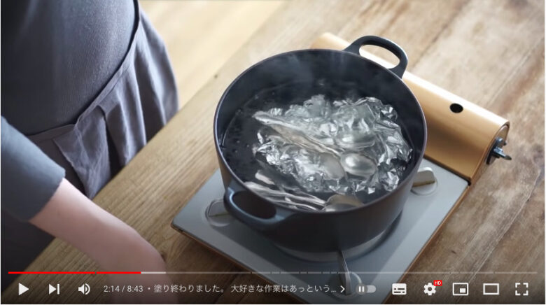 銀食器を、塩とアルミ入りの鍋に入れてきれいにしている様子