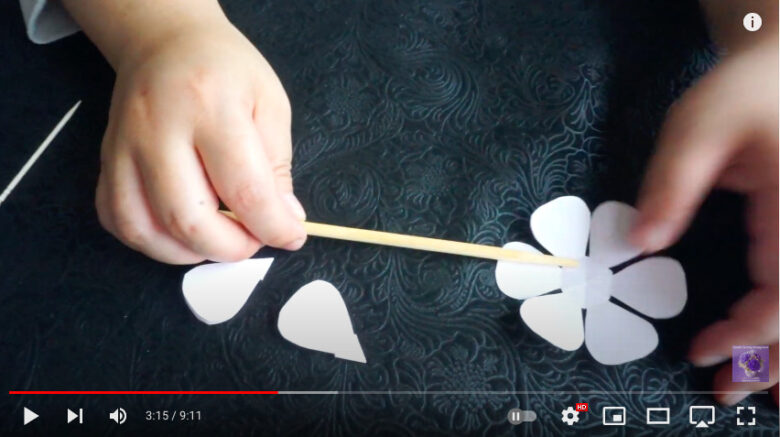 メモ用紙を花びらの形に加工したり、割り箸や爪楊枝での細かな加工があったりと、様々な技が動画の中で登場します。