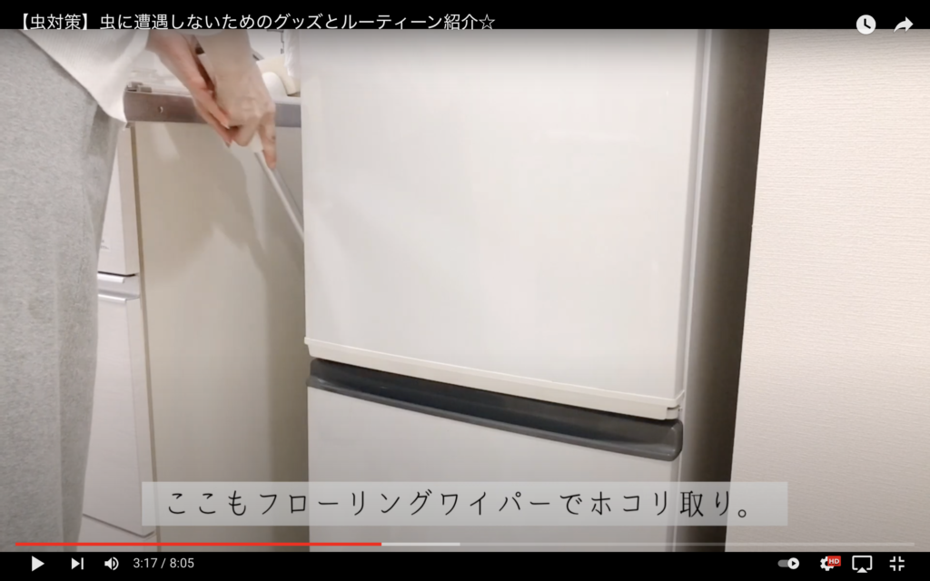 sakkoが冷蔵庫の狭い隙間を、フローリングワイパーで実際に掃除している様子を映した画像。