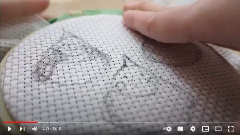 インコのイラストを描きそのまま刺繍枠にはめて縫おうとしている画像