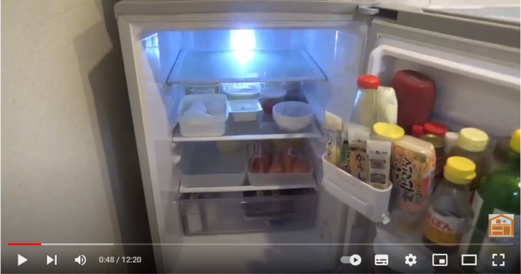 今回紹介する冷蔵庫を開けてカメラに映している場面です。
