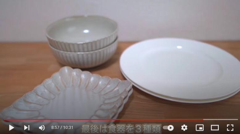 テーブルの上にお皿が3種類置かれている。それぞれ、2枚ずつ置かれている。右手側に白くて丸いお皿、左手奥に丼ぶりに使えそうなお皿、左手手前に角形のお皿が置かれている。