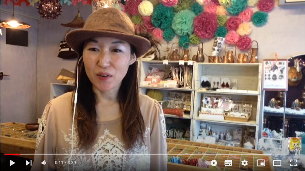 れちぇ広島手芸雑貨店の店内の画像です。画面中央の女性が今回の動画の説明をしています。