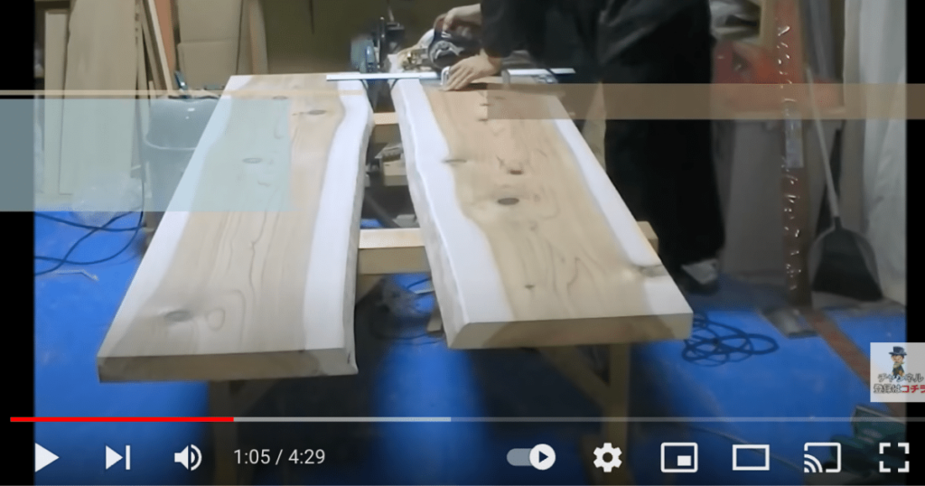 リビングテーブルの作り方を紹介します。画像では、作業場のような場所で杉板のテーブルを作っています。