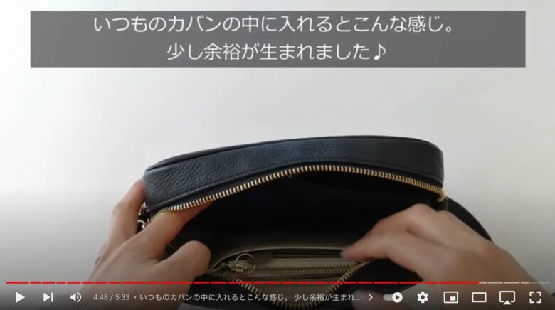 財布を鞄に入れた際の様子を説明されている様子。