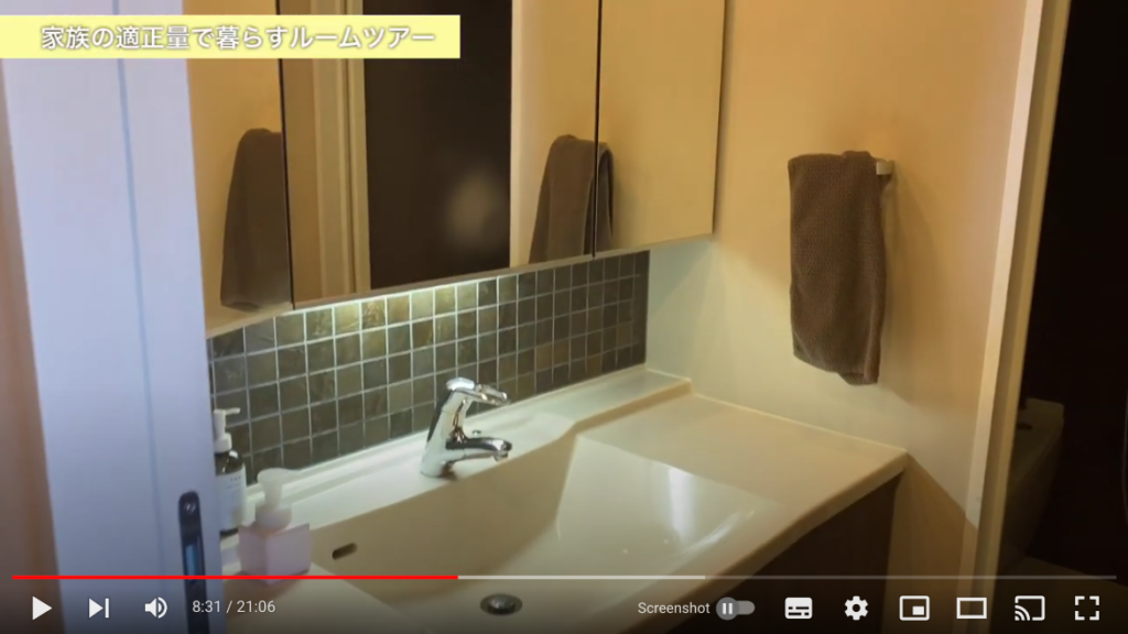 タオルとハンドソープのみが置かれている洗面台の写真。