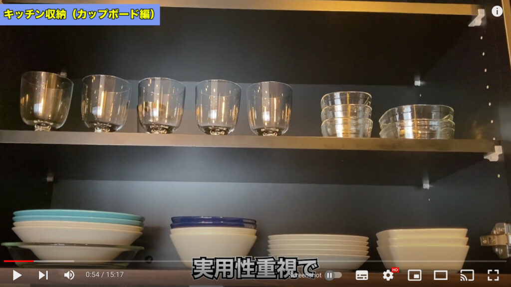 2段の食器棚の上段には家族分のコップ類、下段には家族分の枚数のお皿が四種類置いてある状態