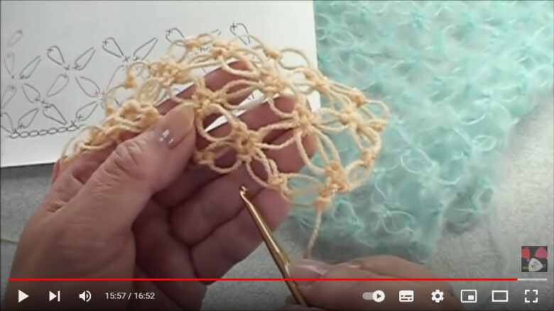 七宝編みを実際にしながら作った試作品を手に持ち、端の整え方などを説明している様子の画像