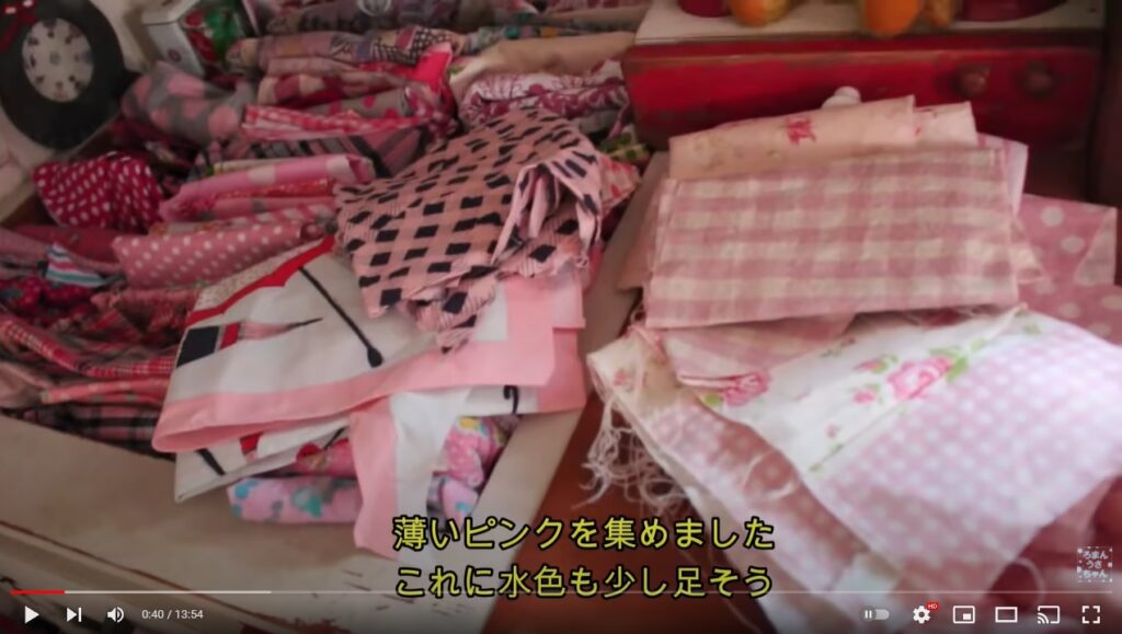 動画内で使用する薄いピンク色のハギレが積まれた写真です。
