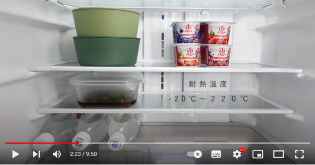 9°の食器が2つ重ねられて、冷蔵庫に入れられている場面です。