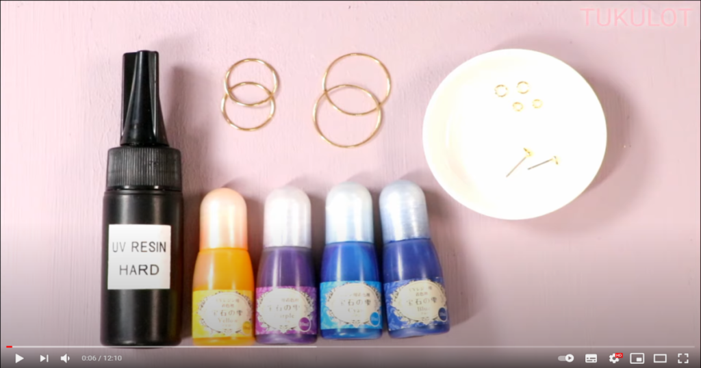 UVレジン液、4色のレジン用着色剤、フープパーツ、アクセサリー用金具が並んでいる画像