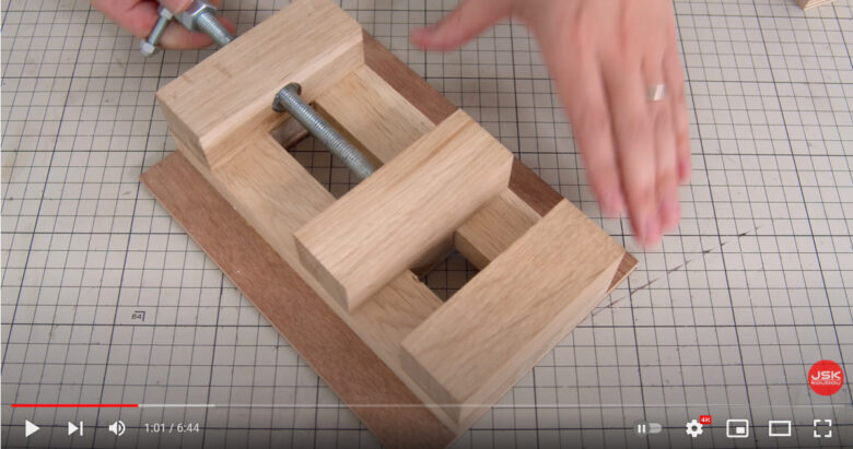 自作工具で加工が必要な部品を挟む準備をしてるところ