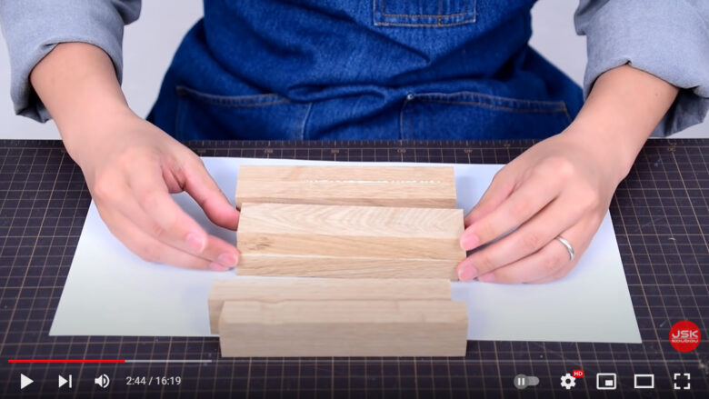 木材を貼り合わせ木製バイスの一部を作っている場面