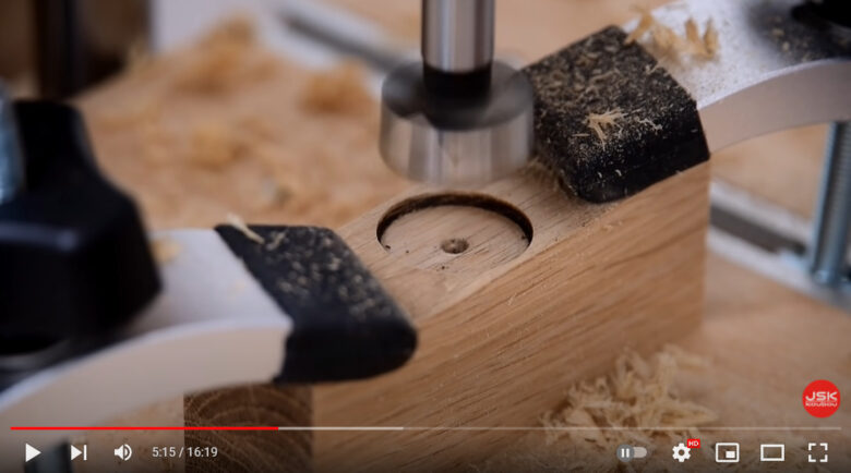ドリルで木製バイスの部品に穴を開けている場面