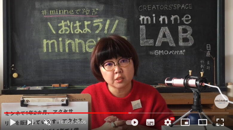 作家活動アドバイザーである和田まおさんが、売り方を変えるためのアドバイスをしている様子。