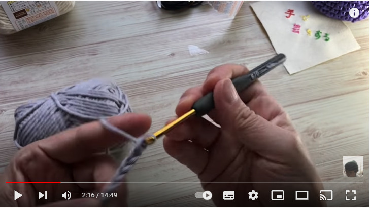 グレイのコットンヤーンをくさり編みする手元のアップ写真