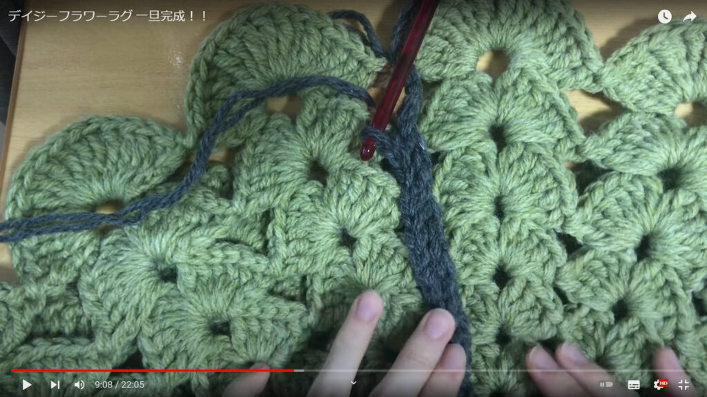 デイジーフラワーラグの中心から編み方と何目ずつで編んでいるのかを説明しています。