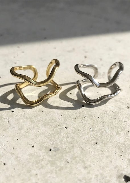 ゴールドとシルバーのリングの画像です。ランダムな曲線が指を綺麗に見せます。