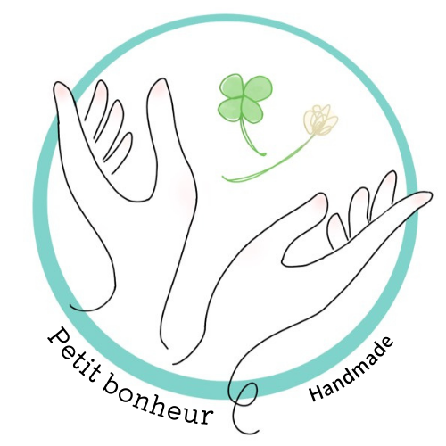 両手でクローバーとシロツメクサを包み込むようなデザインの「Petit bonheur」ショップロゴの画像です。