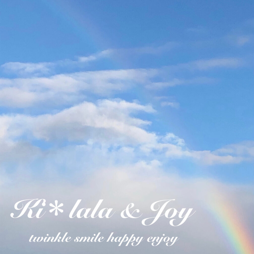 牧村さんが運営するショップKi＊lala & Joyのホームページのトップ画像。青空に雲が浮かんでいる写真に店舗名が記載されています。