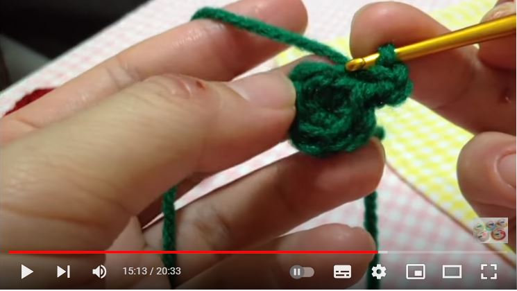 かぎ針を使って緑の毛糸で円を編んでいるところの画像