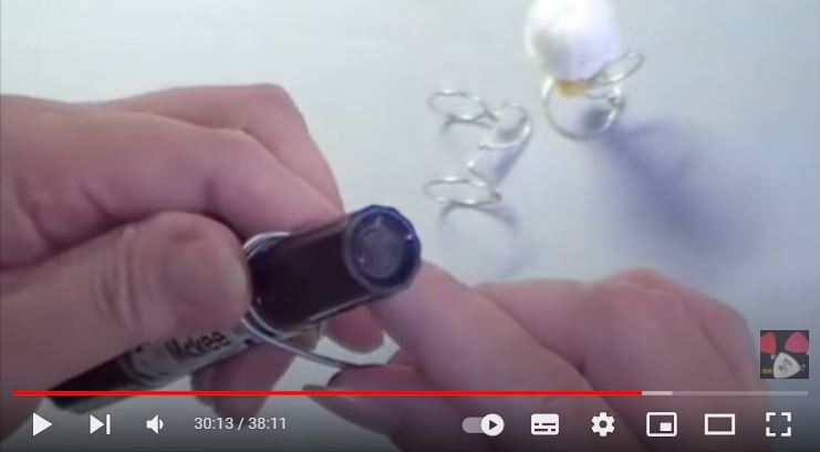 シルバーのワイヤーを太い油性ペンに巻き付けているところの画像
背景にワイヤーホルダーの完成品と手編みのアイスクリームを立てているものがある