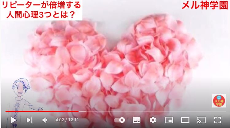 白い背景の上にピンクの花びらでハートを形作った画像