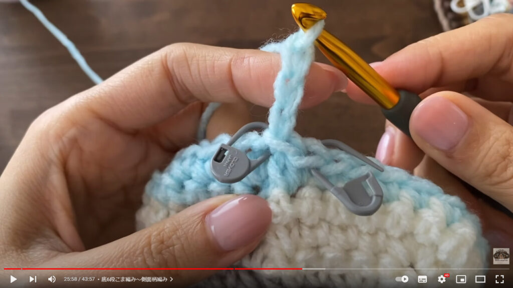 鎖編みからスタートして、長編み、中長編みで柄を編み始めたところ